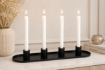 Zwarte ovale kandelaar op een houten eettafel met stijlvolle woondecoratie in een modern interieur.