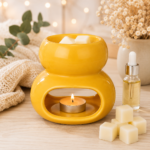 Keramische Waxbrander Chubby mosterd op een houten tafel als sfeervolle woondecoratie.