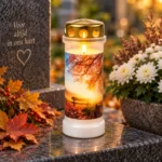 Brandend herdenkingslicht met herfstmotief bij een graf