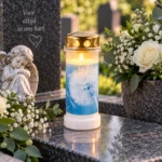 Brandend herdenkingslicht met paardenbloem op een graf