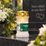Bolsius herdenkingslicht wit brandend op graf